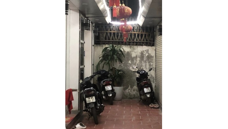 Bán nhà Tam Trinh 30 m2, chỉ nhỉnh 3 tỷ, ô tô đỗ cổng. LH: 0947865456